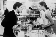 Doug (Michael J. Fox) sucht Andy (Gabrielle Anwar) an ihrem Arbeitsplatz in einer Parf&uuml;merie auf, um sich mit zu verabreden. Sie ahnt nicht, dass Doug von ihrem Geliebten den Auftrag erhalten hat, ihr die Langeweile zu vertreiben, wenn dieser keine Zeit f&uuml;r sie hat.