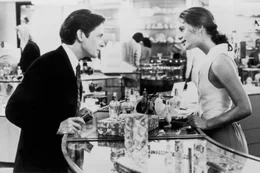 Doug (Michael J. Fox) sucht Andy (Gabrielle Anwar) an ihrem Arbeitsplatz in einer Parf&uuml;merie auf, um sich mit zu verabreden. Sie ahnt nicht, dass Doug von ihrem Geliebten den Auftrag erhalten hat, ihr die Langeweile zu vertreiben, wenn dieser keine Zeit f&uuml;r sie hat.