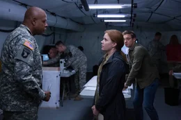 (v.l.n.r.) Colonel Weber (Forest Whitaker); Louise Banks (Amy Adams); Ian Donnelly (Jeremy Renner)