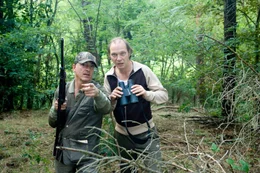 &Uuml;berraschend freunden sich die beiden gegens&auml;tzlichen M&auml;nner, Nudist Helmut Steiner (Martin Brambach, r.) und der konservative Textil-Unternehmer Dieter Lohe (Christoph M. Ohrt, l.), an. Dennoch wagt es Helmut nicht, seinem neuen Freund die Wahrheit &uuml;ber das Camp mitzuteilen ...