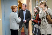 Mutter Christiane (Anja Kling, re.) und Tocher Jette (Jella Haase) sind fassungslos woher Oma Luise (Senta Berger, li.) Christianes Verehrer Stephan (Martin Lindow) nun schon wieder kennt.