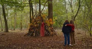 Marion (r, Gabrielle Sanz) und Nelly (Jos&eacute;phine Sanz) betrachten das Endergebnis ihres Unterschlupfes.