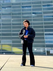 Esther vor dem Ars Electronica Center in Linz.