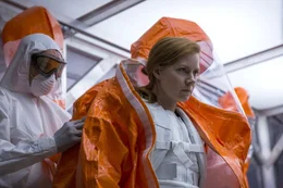 Dr. Louise Banks (Amy Adams, r.)