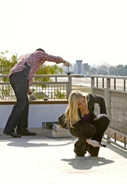 Eric (Adam Rodriguez) und Calleigh (Emily Procter) sichern Spuren, die sie zu dem vermeintlichen M&ouml;rder von Horatio f&uuml;hren sollen. Die Jagd auf die Person wird zur gef&auml;hrlichsten Aufgabe, die das CSI-Team jemals l&ouml;sen musste.
