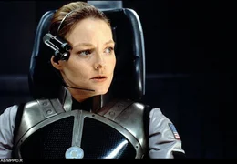 Orpheline de m&egrave;re, Ellie Arroway a &eacute;t&eacute; &eacute;lev&eacute;e par son p&egrave;re, Ted, pr&eacute;matur&eacute;ment disparu lui aussi, qui a entretenu son r&ecirc;ve d'entrer en communication avec d'autres mondes. Devenue une brillante astronome, elle a choisi de rester &agrave; l'&eacute;coute du ciel, guettant inlassablement un signe d'intelligence extraterrestre. Des recherches vaines aux yeux de son mentor, David Drumlin, qui d&eacute;cide un jour de lui &laquo;couper les vivres&raquo;. Elle finit par persuader l'excentrique milliardaire S.R. Hadden de financer ses travaux. Et c'est gr&acirc;ce aux vingt-sept paraboles g&eacute;antes plant&eacute;es dans le d&eacute;sert du Nouveau-Mexique qu'Ellie capte un jour un signal &eacute;trange en provenance de l'&eacute;toile Vega.