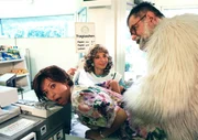 v.li.: Trude Neugebauer (Andrea H&auml;ndler), Kassiererin Haberl (Eva Billisch), Detektiv &Uuml;bleis (Herwig Seeb&ouml;ck).