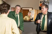 Als Girwidz (Michael Brandner, 2.v.l.) eine gewisse Ähnlichkeit von Riedl (Paul Sedlmeir, l.) mit dem Opfer feststellt, hat Hubert (Christian Tramitz, r.) eine Idee, wie er die Ermittlungen vorantreiben kann (mit Jeanne Goursaud, M.). Als Girwidz (Michael Brandner, 2.v.l.) eine gewisse Ähnlichkeit von Riedl (Paul Sedlmeir, l.) mit dem Opfer feststellt, hat Hubert (Christian Tramitz, r.) eine Idee, wie er die Ermittlungen vorantreiben kann (mit Jeanne Goursaud, M.).