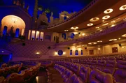 Mit 2.700 Pl&auml;tzen ist das Grand Rex der gr&ouml;&szlig;te Art-d&eacute;co-Filmpalast Europas. Der gro&szlig;e Saal wurde von Architekt John Eberson mit einem Sternenhimmel und Fassaden im orientalischen Stil ausgestattet.