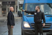 Schon vor vielen Jahren haben sich John McClane (Bruce Willis, l.) und sein Sohn Jack (Jai Courtney, M.) aus den Augen verloren. Als der alte Haudegen seinem Spr&ouml;ssling aus der Patsche helfen will, wird er nicht gerade mit offenen Armen empfangen. Erst der gemeinsame Kampf gegen &auml;u&szlig;erst grausame russische Gangster schwei&szlig;t die beiden zusammen ...