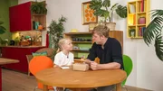 Marie und ihr Papa Manuel bekommen heute ein Packerl k&ouml;stliche Eierschwammerln &ndash; die Pilze hat ihnen Sarah aus Ober&ouml;sterreich geschickt.