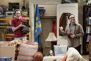 "The Big Bang Theory", "Die Eigentums-Verteilungs-Problematik." Sheldon will sein neues Zuhause gem&uuml;tlicher gestalten. Dazu soll Hausrat herhalten, der sich aus seiner gemeinsamen Zeit mit Leonard angesammelt hat. Als auch Leonard einige dieser Besitzt&uuml;mer f&uuml;r sich beansprucht, entbrennt zwischen den Freunden ein regelrechter Kleinkrieg. Stuart muss sein Apartment r&auml;umen und schl&uuml;pft bei Howard und Bernadette unter. Um auf ihre Gastfreundschaft auch weiterhin z&auml;hlen zu k&ouml;nnen, versucht er sich sehr zu Rajs Verdruss fortan unentbehrlich bei den beiden zu machen. Im Bild (v.li.): Jim Parsons (Sheldon Cooper), Johnny Galecki (Leonard Hofstadter).