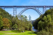 Eine Zeitreise durch eine Region, gepr&auml;gt von herrlichen Landschaften und ganz viel Wasser. An wilden Ufern kann man fr&uuml;hindustrielle Spuren und Meisterleistungen der Ingenieurskunst bewundern. Die M&uuml;ngstener Br&uuml;cke ist ein herausragendes Sinnbild daf&uuml;r.