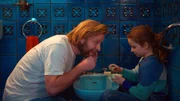 Nelly (Jos&eacute;phine Sanz) hilft ihrem Vater (l, St&eacute;phane Varupenne) bei der Rasur des Bartes