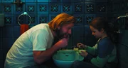 Nelly (Jos&eacute;phine Sanz) hilft ihrem Vater (l, St&eacute;phane Varupenne) bei der Rasur des Bartes