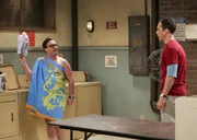"The Big Bang Theory" - Sheldon will sein neues Zuhause gem&uuml;tlicher gestalten. Dazu soll Hausrat herhalten, der sich aus seiner gemeinsamen Zeit mit Leonard angesammelt hat. Als auch Leonard einige dieser Besitzt&uuml;mer f&uuml;r sich beansprucht, entbrennt zwischen den Freunden ein regelrechter Kleinkrieg. Im Bild (v.li.): Johnny Galecki (Leonard Hofstadter), Jim Parsons (Sheldon Cooper).