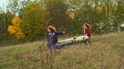 Nelly (l, Jos&eacute;phine Sanz) und Marion (Gabrielle Sanz) auf dem Weg zum gro&szlig;en See.