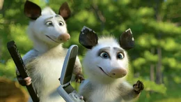 Auch die Opossums Ozzie (l.) und Heather (r.) erfreuen sich schnell an den technischen Errungenschaften der Menschheit ...