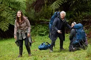 Nachdem sie sich verlaufen hatten, finden Lauren (Robin McLeavy, l.), Jill (Deborra-Lee Furness, M.) und Beth (Sisi Stringer, r.) endlich Hilfe.