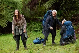 Nachdem sie sich verlaufen hatten, finden Lauren (Robin McLeavy, l.), Jill (Deborra-Lee Furness, M.) und Beth (Sisi Stringer, r.) endlich Hilfe.
