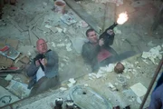 Ein Kampf auf Leben und Tod entbrennt zwischen John (Bruce Willis, l.) und Jack (Jai Courtney, r.), und der russischen Unterwelt ...
