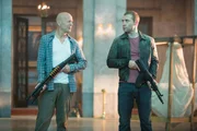 Obwohl sie sich &uuml;ber die letzten Jahre fremd geworden sind, m&uuml;ssen John McClane (Bruce Willis, l.) und sein Sohn Jack (Jai Courtney, r.) im Kampf gegen gef&auml;hrliche russische Kr&auml;fte feststellen, dass sie im Doppelpack schier unschlagbar sind ...