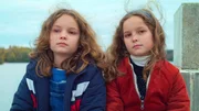 Nelly (l, Jos&eacute;phine Sanz) und Marion (Gabrielle Sanz) genie&szlig;en den Ausblick auf den gro&szlig;en See.