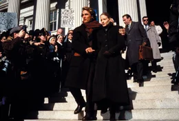 Gegen den Widerstand ihres Vorgesetzten Dave Drumlin und mit Hilfe von Palmer Joss (Matthew McConaughey, vorne l.) setzt sich Dr. Arroway (Jodie Foster, vorne r.) schlie&szlig;lich durch und darf als Repr&auml;sentantin der Menschheit mit der neukonstruierten Kapsel in die unendlichen Weiten des Weltraums vordringen ...