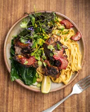 Bauchfleisch mit Rhabarbersauce und Nudeln.