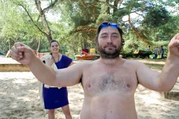 Nudist aus &Uuml;berzeugung: Als Natalie (Diane Willems, l.) den nackerten Uwe (Heiko Pinkowski, r.) bei der Fr&uuml;hgymnastik entdeckt, macht ihr Vater einen Riesenaufstand ...