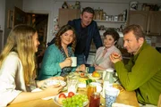 Die Anwesenheit von Sophia (Ylvi Unertl, l.) stellt das Familienleben von Lilli (Ronja Forcher, 2.v.l.), Lisbeth (Monika Baumgartner, 2.v.r.), Hans (Heiko Ruprecht, r.) und Martin Gruber (Hans Sigl., M.) auf den Kopf. Die Anwesenheit von Sophia (Ylvi Unertl, l.) stellt das Familienleben von Lilli (Ronja Forcher, 2.v.l.), Lisbeth (Monika Baumgartner, 2.v.r.), Hans (Heiko Ruprecht, r.) und Martin Gruber (Hans Sigl., M.) auf den Kopf.