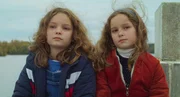 Nelly (l, Jos&eacute;phine Sanz) und Marion (Gabrielle Sanz) genie&szlig;en den Ausblick auf den gro&szlig;en See.