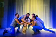 Julia (Jenny Bach) liefert beim Tag der offenen Tür in der SDF mit den anderen Tänzern (Komparsen) eine beeindruckende Performance auf der Bühne ab. Julia (Jenny Bach) liefert beim Tag der offenen Tür in der SDF mit den anderen Tänzern (Komparsen) eine beeindruckende Performance auf der Bühne ab.