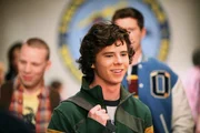 Axl (Charlie McDermott) ist ungl&uuml;cklich, weil er die verr&uuml;ckte Ashley wieder zum Schulball begleiten muss und heckt einen Plan aus, wie er dort mit anderen M&auml;dchen anbandeln kann. W&auml;hrenddessen will Frankie f&uuml;r ihre Tante Edie eine Pflegekraft einstellen, die auf sie aufpassen kann ...