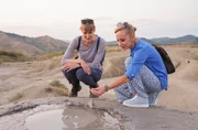 Nina Heins trifft Irina (re.) am Schlammvulkan.