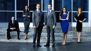 (l-r) Rick Hoffman als Louis Litt, Gina Torres als Jessica Pearson, Gabriel Macht als Harvey Specter, Patrick J. Adams als Mike Ross, Meghan Markle als Rachel Zane, Sarah Rafferty als Donna