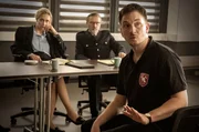 Svenja Schlootz (Franziska Junge, l.), Branddirektor Schrempf (Patrick von Blume, M.) und Patrick K&ouml;ster (Johannes Kienast, r.) untersuchen die Arbeit des Rettungsteams.