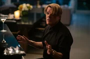 Eddie Izzard (Dan Deakins).