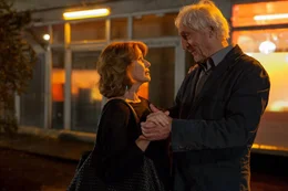 Betty (Senta Berger) und Peter (G&uuml;nther Maria Halmer) verlassen die Party.