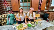 Einkehr nach 30 Kilometern in zwei Tagen. Die Wander-Influencerinnen Liz (l) und Marina st&auml;rken sich nach ihrer Wanderung auf dem Rothaarsteig.