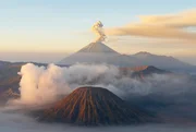 Indonesien, Insel Java: Erh&ouml;hte Ansicht der Vulkane Bromo und Semeru
