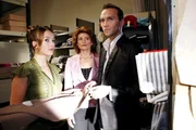 Hannah (Laura Osswald, l.) registriert besorgt, dass Hugo (Hubertus Regout, r.) durch Sophies (Gabrielle Scharnitzky, M.) Anwesenheit aus dem Konzept ger&auml;t.