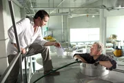"Der Winzerk&ouml;nig". Thomas Stickler kehrt nach seinem einj&auml;hrigen Aufenthalt in Bulgarien zur&uuml;ck in seinen Heimatort Rust und auf sein Weingut. Im Bild (v.li.): Achim Schelhas (Paul Stickler), Harald Krassnitzer (Thomas Stickler).