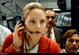 Sind wir Menschen allein im Universum? Mit dieser Frage besch&auml;ftigt sich seit ihrer Kindheit die brillante Astronomin Ellie Arroway (Jodie Foster).; Sind wir Menschen allein im Universum? Mit dieser Frage besch&auml;ftigt sich seit ihrer Kindheit die brillante Astronomin Ellie Arroway (Jodie Foster).
