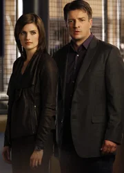 Ein Serienmörder ist offenbar besessen von Nikki Heat, widmet ihr seine Morde und stellt Beckett (Stana Katic, l.) alias Nikki immer wieder vor neue Rätsel, um sie herauszufordern. Castle (Nathan Fillion, r.) fühlt sich für die ganze Situation verantwortlich. Ein Serienmörder ist offenbar besessen von Nikki Heat, widmet ihr seine Morde und stellt Beckett (Stana Katic, l.) alias Nikki immer wieder vor neue Rätsel, um sie herauszufordern. Castle (Nathan Fillion, r.) fühlt sich für die ganze Situation verantwortlich.