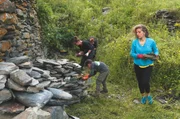 Salome Tsiskarauli (re.) arbeitet in einem Kulturzentrum in Tiflis und restauriert den Wehrturm ihrer Familie. Salome Tsiskarauli (re.) arbeitet in einem Kulturzentrum in Tiflis und restauriert den Wehrturm ihrer Familie.