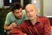 Bruno ist gl&uuml;cklich, Dass Anna und Tom zueinander gefunden haben und Maik (Sebastian K&ouml;nig, l.) macht Bruno (Dieter Klebsch, r.) glauben, J&uuml;rgen sei Virgins Zwillingsbruder.