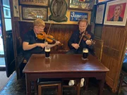 Sean Smyth und Daniel Hope musizieren in einem Pub.