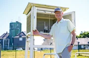 Sven Pl&ouml;ger auf dem Messfeld des Deutschen Wetterdienst auf dem Kahlen Asten. Fr&uuml;her wurde das Wetter noch vom Turm im Hintergrund beobachtet.