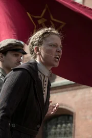 Dr. Völcker (Jördis Triebel) heizt die Masse bei den Mai-Unruhen an. Dr. Völcker (Jördis Triebel) heizt die Masse bei den Mai-Unruhen an.